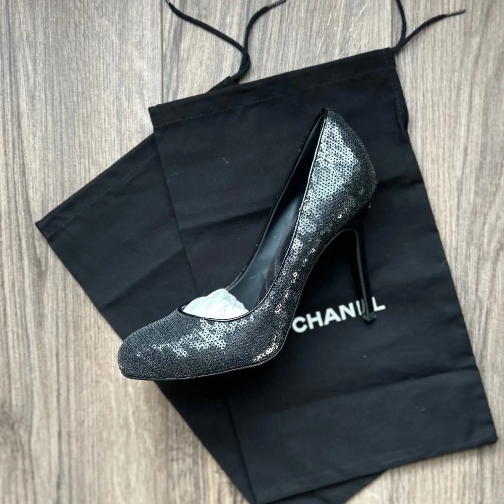 Chanel Black Sequin Sparkle CC Pumps | 38 - Picture 13 of 16